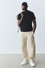 Remera negra de corte estándar con cuello redondo ribeteado y bajo recto. Confeccionada con tejido funcional COOLMAX®, una fibra de poliéster de secado rápido que elimina la humedad y regula la temperatura corporal.