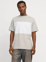 Camiseta de manga corta color beige con bloque central blanco con la palabra "Originals" en relieve.