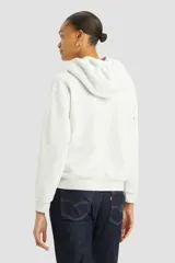 Buzo hoodie color gris jaspeado de Levi's, corte holgado, con capucha ajustable con cordón, bolsillo tipo canguro y logo bordado en el pecho.