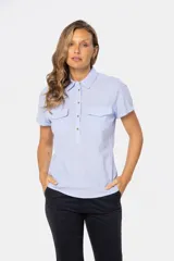 Camisa de lino color salmón, de corte clásico, con cuello camisero, medio abotonada, de manga corta y con dos bolsillos frontales con solapa.