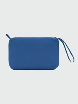 Bolso de mano azul con cierre superior y correa de muñeca.