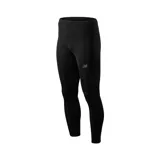 Calzas de running negras, ajustadas al cuerpo, con logo de New Balance en la pierna izquierda y tecnología NB DRY para absorción de la humedad.