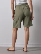 Bermuda de algodón color beige, marca Robert Louis, con pretina ancha elastizada, lazo de ajuste simulado, bolsillos verticales delanteros y bolsillos laterales con botón.