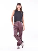 Pantalón de cuero color bordó, de corte recto y tiro alto.