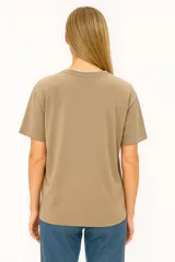 Remera color tostado de manga corta, corte holgado y cuello redondo.