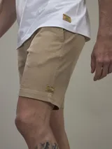 Bermuda color azul marino de corte recto.