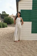 Pantalón palazzo color crudo, confeccionado en lino 100%.