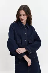 Campera de jean azul oscuro de corte relajado.