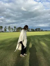 Zapatillas bajas con estampado animal print de vaca en blanco y negro, con cordones marrones y suela color caramelo.