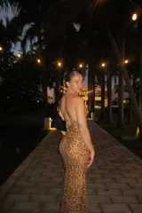 Vestido largo de microtul elastizado con estampado animal print. Tiene breteles finos regulables y es transparente.