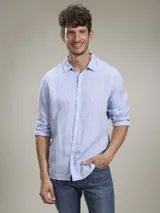 Camisa celeste de lino de manga larga con cuello clásico y cierre frontal con botones.