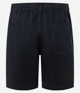 Bermuda de sarga lavada color verde claro, con lazo ajustable en la cintura, bolsillos laterales y un pequeño parche negro con logo en la pierna izquierda.