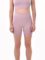 Calza corta de lycra color lila, con textura acanalada.