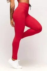 Calza deportiva negra de tiro alto con cordón ajustable en la cintura y logo estampado en la pierna.