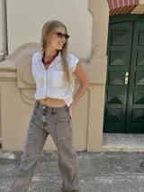 Pantalón de jean recto de tiro medio color gris oscuro con costuras verticales.