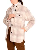 Chaqueta tipo camisa de lana a cuadros color fucsia, rojo y beige, con cuello camisero, cierre frontal con botones, dos bolsillos de parche en el pecho y mangas largas.