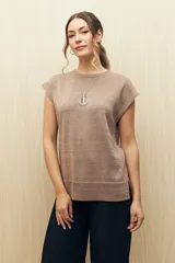 Chaleco marrón de tejido de punto con cuello redondo y sisas amplias.