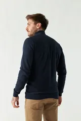 Campera tejida negra para hombre, con cuello alto y cierre frontal.