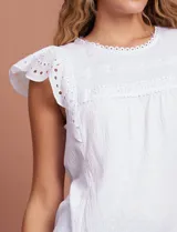 Blusa blanca con detalles de crochet en cuello, mangas y pecho.