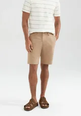 Bermuda color beige de corte recto, estilo chino, con bolsillos laterales y traseros.