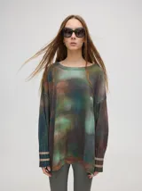 Buzo de algodón con estampado abstracto en tonos tierra y verde, de corte holgado y largo por debajo de la cintura, con puños acanalados.