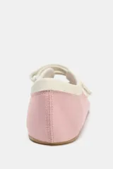 Zapato tipo bailarina de color rosa con efecto satinado, estilo deportivo, con doble tira ajustable con velcro en la parte delantera, detalle de pespuntes y acabado en punta redonda.