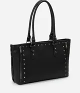 Cartera satchel grande color negro, confeccionada en material sintético con cierre de cremallera, detalles de spikes y asa larga.