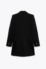Blazer negro largo con cuello solapa, manga larga con hombreras, bolsillos delanteros de vivo y cierre frontal con un botón.