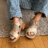 Sandalias negras de cuero con hebilla plateada y taco de madera.