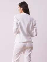 Chaqueta blanca de algodón marca Dash, con bolsillos simulados en el frente.