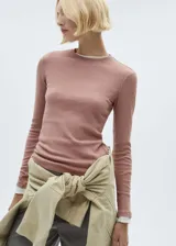 Camiseta de manga larga color rosa viejo, de tejido de canalé y corte entallado.