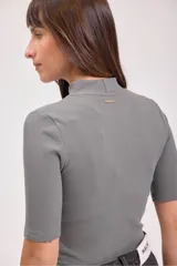 Remera gris de punto con cuello alto y mangas cortas.