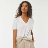 Remera blanca de manga corta con cuello de pico.