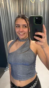 Top plateado de un solo hombro con cuello choker y espalda descubierta.