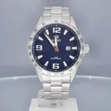 Reloj Marea modelo B3618902 de caballero, con movimiento japonés de 3 agujas y calendario. Caja de acero de 44mm con bisel rojo, brazalete de acero y esfera azul oscuro con segundero rojo. Resistente al agua hasta 10 ATM.