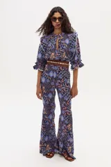 Pantalón de lino con estampado floral, tiro alto y corte flare.