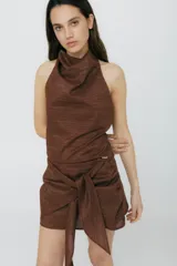 Minifalda marrón con lurex, corte cruzado y lazo en la cintura.