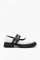 Guillerminas blancas de cuero sintético con suela track negra y doble tira ajustable con hebillas metálicas.