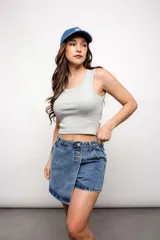 Musculosa corta de algodón color rosa claro, con cuello redondo y sisas anchas.