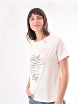 Remera color crudo con estampado de un pez rojo en el frente.