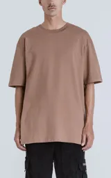 Remera color cañamo de corte crop y calce oversize, con hombros caídos y cuello redondo.