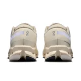 Championes de running On Cloudsurfer 2, color beige con detalles en blanco y logo plateado.
