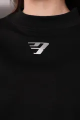 Remera negra de manga corta, cuello alto y logo plateado en el pecho.