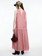 Vestido largo gris de viscosa con efecto gastado, sin mangas, escote halter y tira fina para anudar al cuello tipo choker. Falda con recorte y frunces.