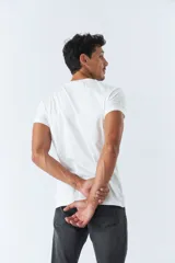 Remera blanca de algodón con cuello redondo y estampado rectangular con imagen de una carretera y texto en el frente.