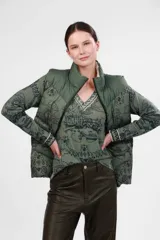 Chaleco verde con estampado de paisajes y cuello alto.