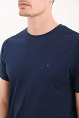 Remera negra de manga corta con cuello redondo y logo pequeño bordado en el pecho.