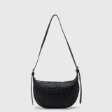 Bandolera negra de cuero trenzado con correa ajustable.