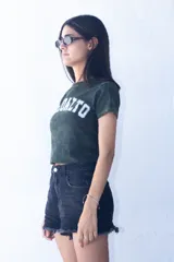 Remera corta verde musgo con cuello redondo y estampado frontal con la palabra 'DELOALTO' en letras blancas.