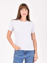 Remera color tostado de corte clásico y mangas cortas.